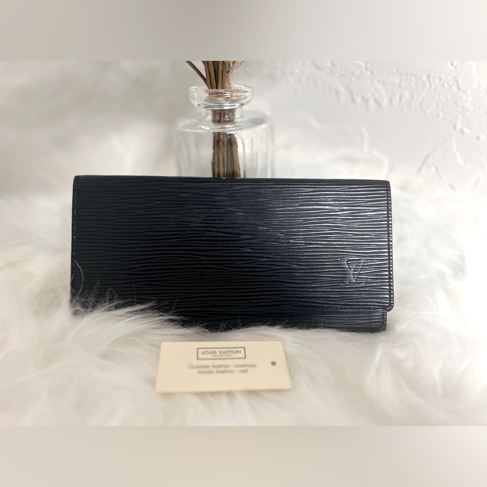 🔥Like New🔥Louis Vuitton Bifold Wallet in Epi Leather
